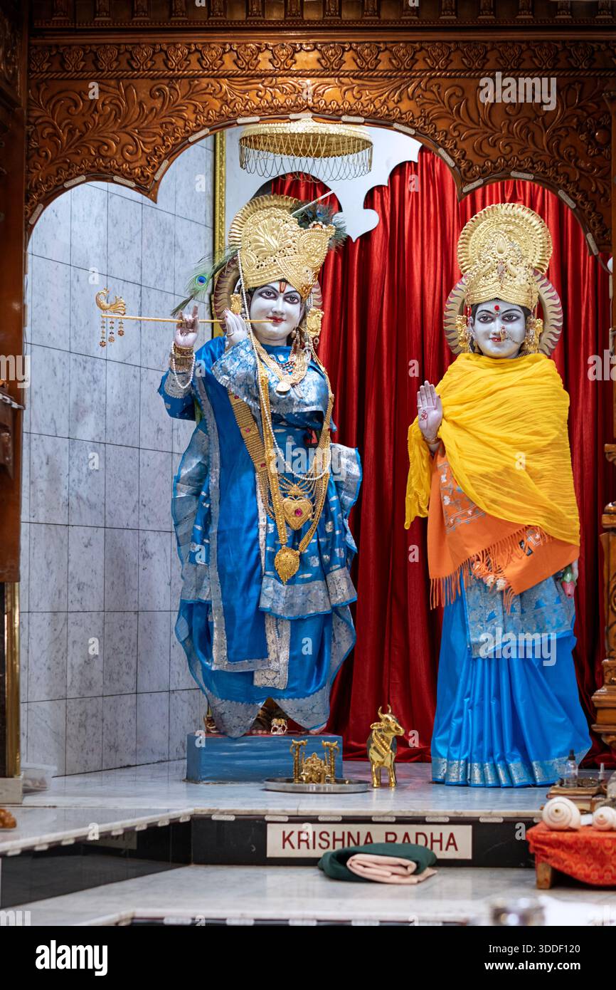Statue di divinità Krishna e Radha, una storia d'amore indù di una coppia che incarnava puro amore spirituale e devozione. In un tempio a Corona, Queens, New York. Foto Stock
