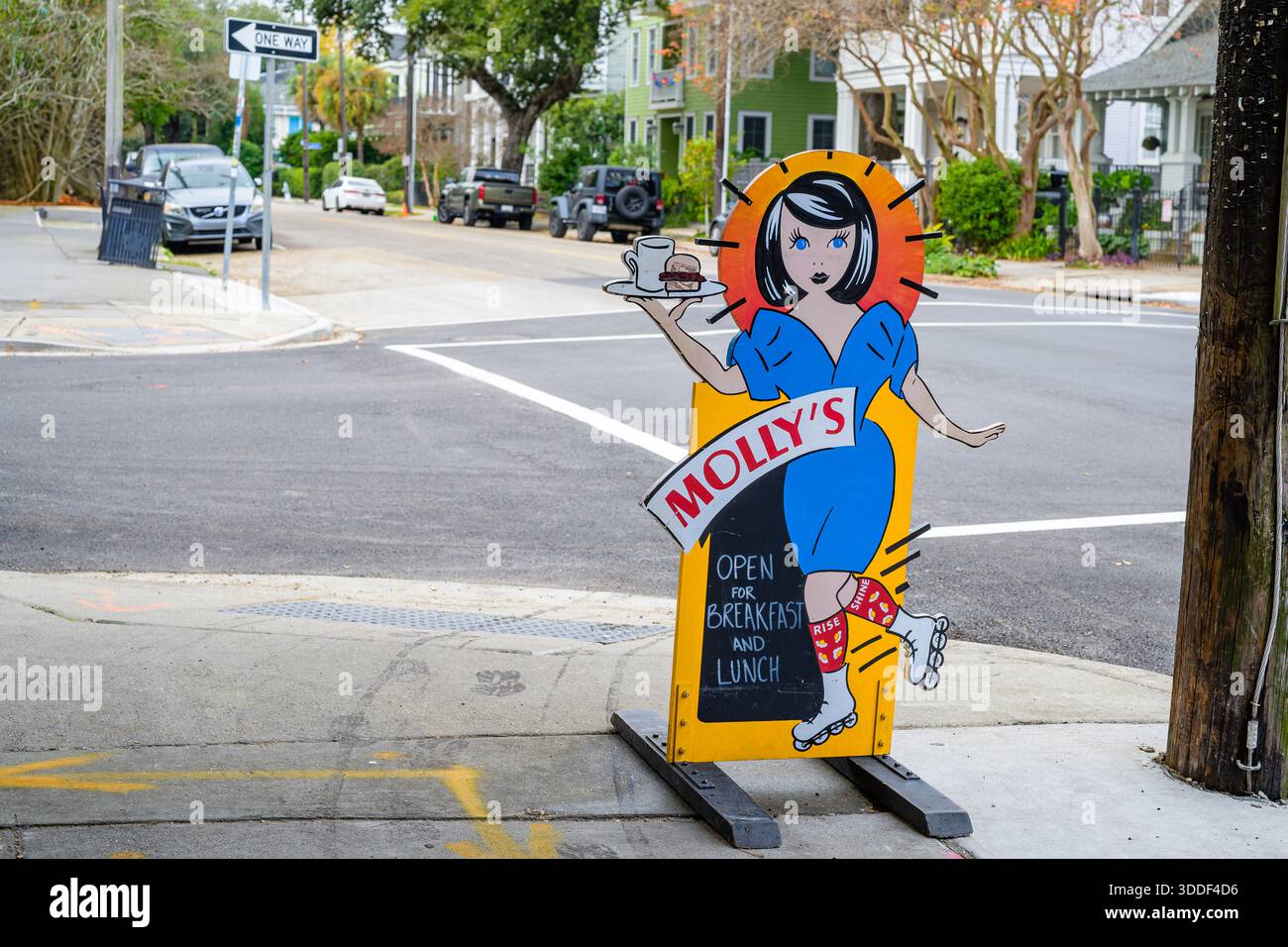 New Orleans, LA, Stati Uniti d'America - 21 dicembre 2025: Cartello di fronte al ristorante Molly's Rise and Shine in Magazine Street nel quartiere Uptown. Foto Stock