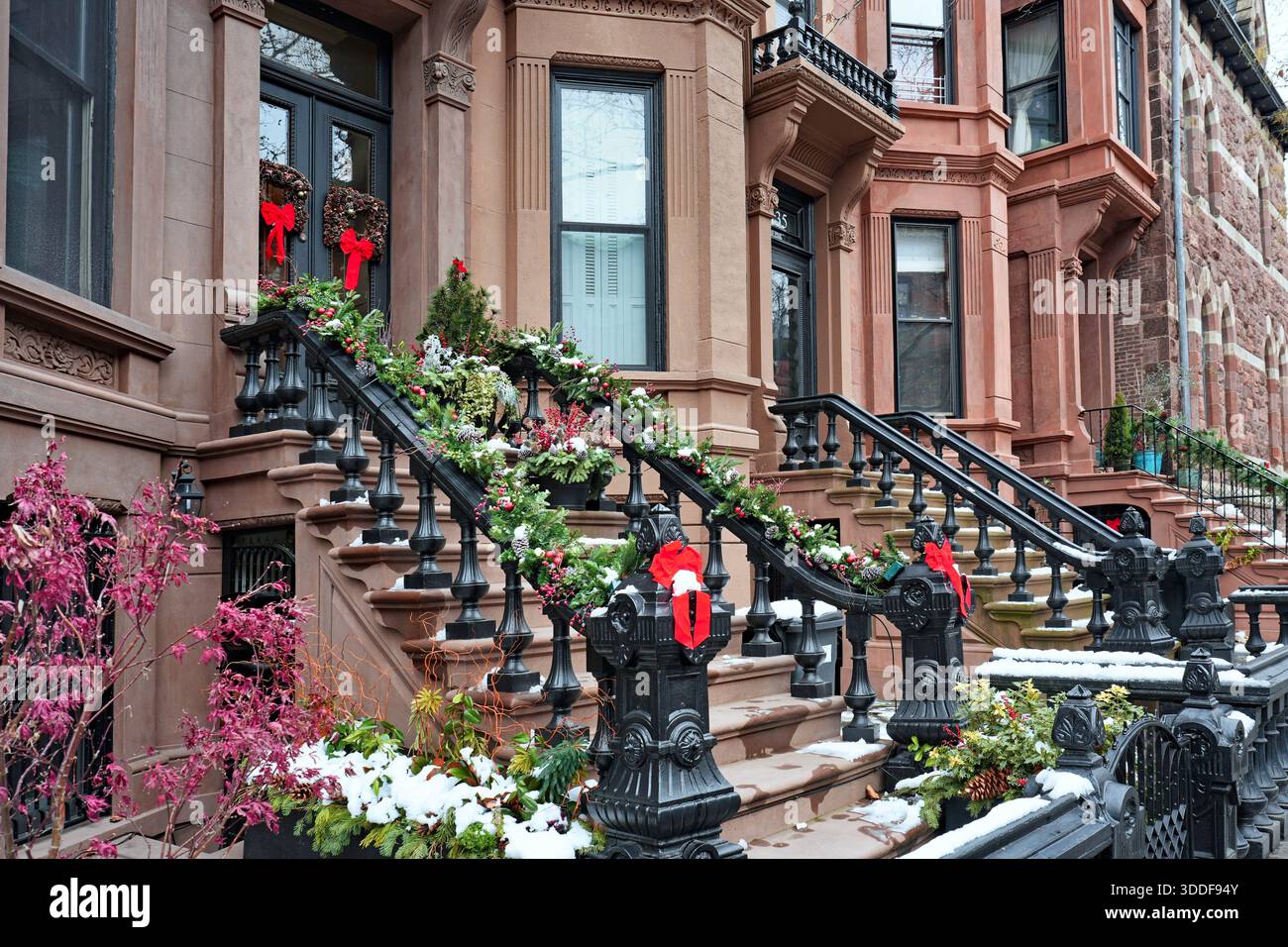 Eleganti case in pietra arenaria di New York con decorazioni natalizie Foto Stock
