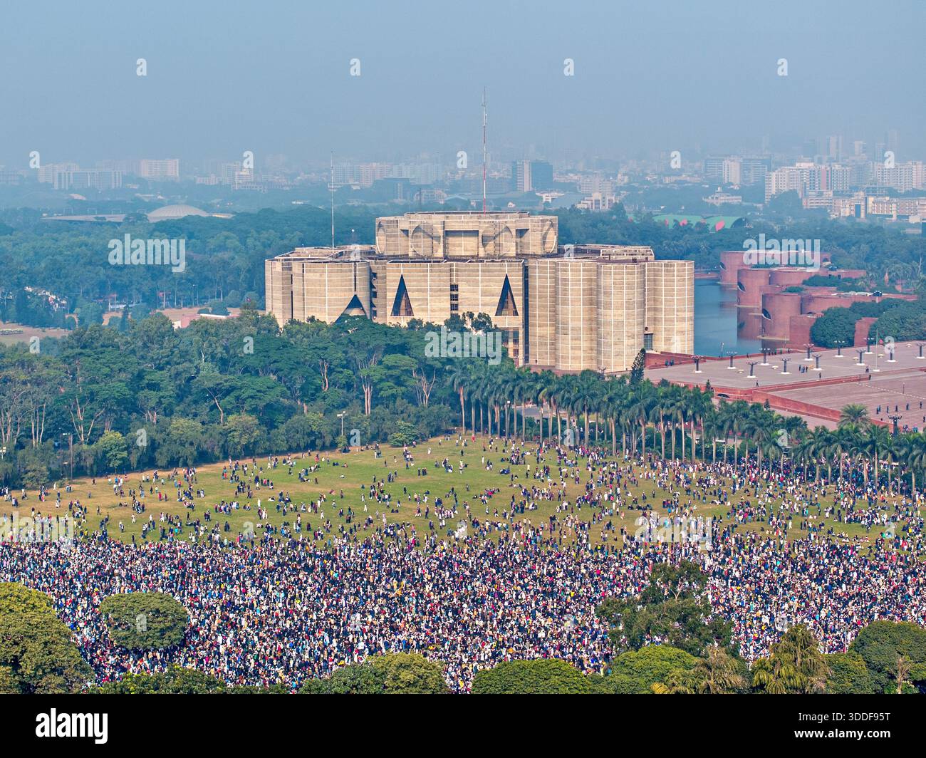 Dacca, Bangladesh - 31 dicembre 2025: Veduta aerea mostra che il Bangladesh saluta l'ex primo ministro Khaleda Zia, la prima donna a servire come pri Foto Stock