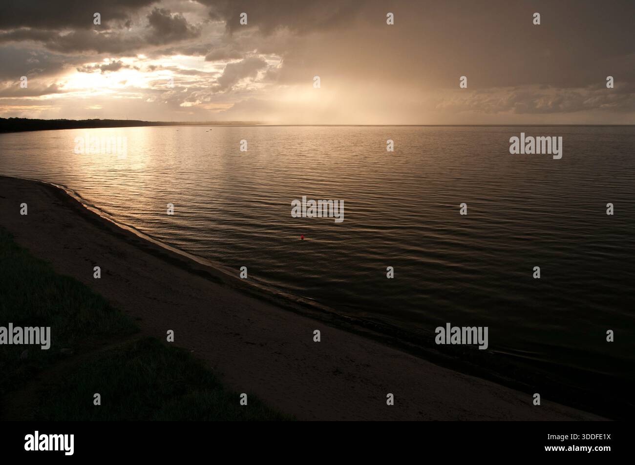 Gllomy e foto inquietante che mostra un mare apparentemente abbastanza baltico sotto un cielo nuvoloso coperto, lungo la costa estone Foto Stock