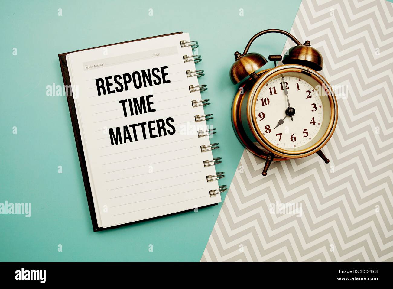 Il tempo di risposta è importante testo scritto sul blocco note con sveglia Foto Stock