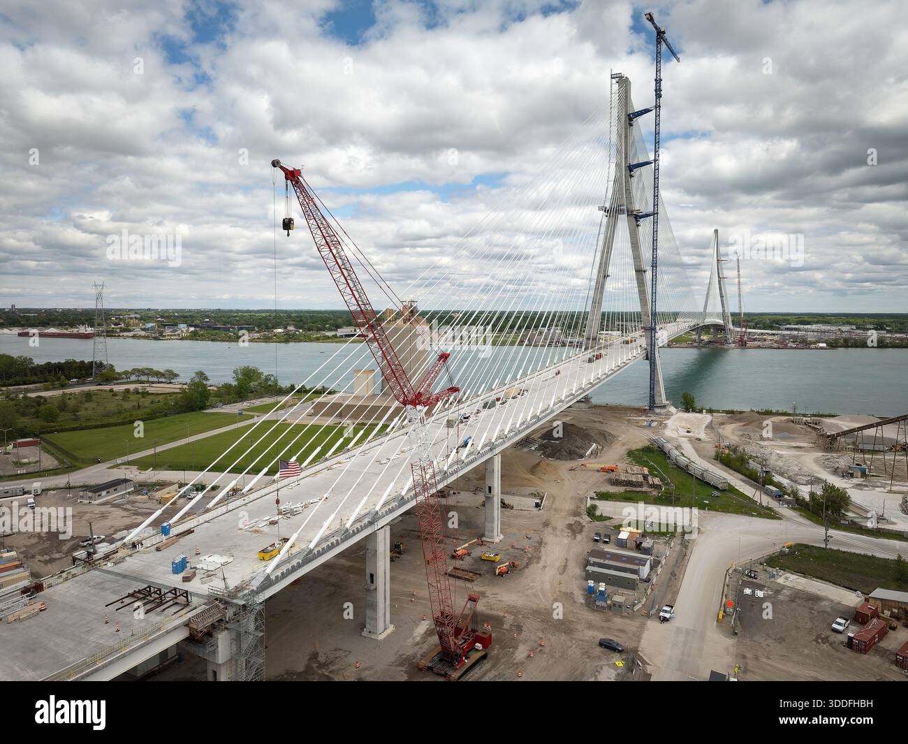 Gordie Howe Bridge durante i lavori dal lato di Detroit Foto Stock