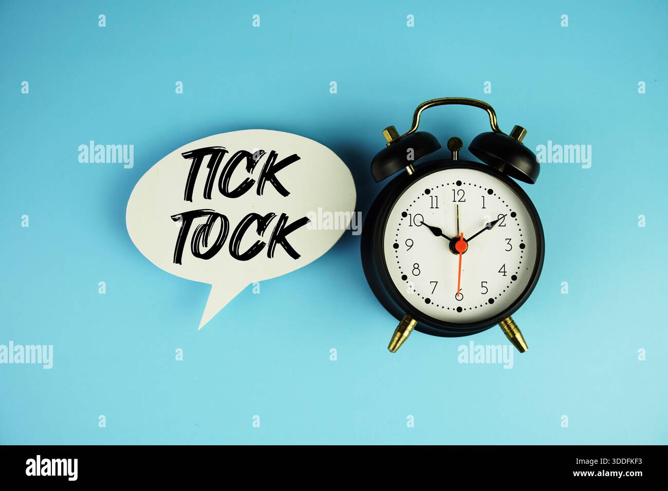 Selezionare Tocca testo sul fumetto con sveglia su sfondo blu Foto Stock