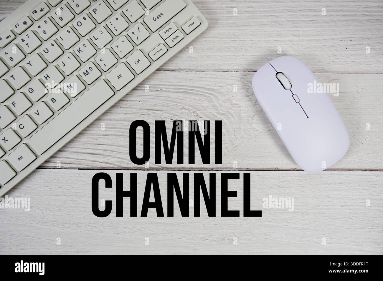 Testo Omni Channel con tastiera e mouse wireless su sfondo in legno Foto Stock