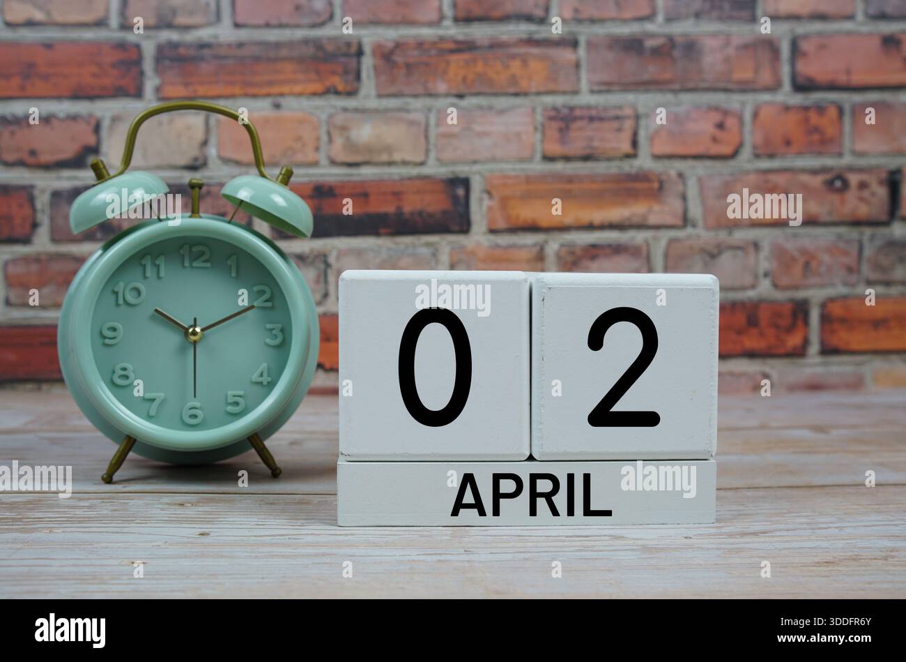 Calendario in legno che mostra la data del 2 aprile. 2° giorno del mese di aprile Foto Stock