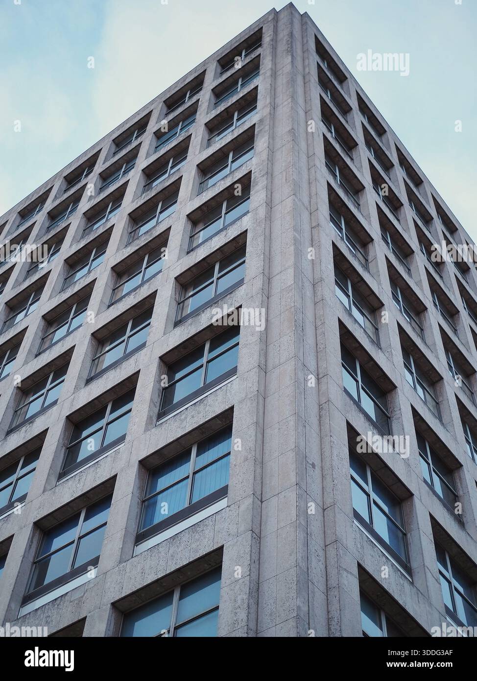Mander House - un blocco di uffici completato nel 1968. Situato nel Mander Shopping Centre di Wolverhampton - dicembre 2025 Foto Stock