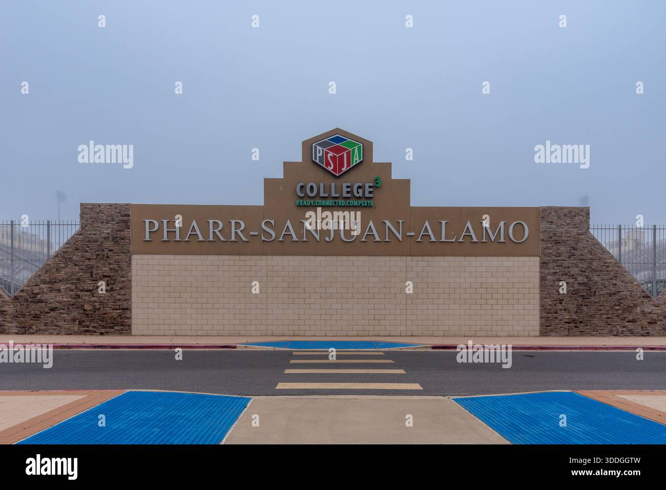 Iscriviti al Pharr-San Juan-Alamo College, una scuola di preparazione universitaria che offre corsi universitari precoci per studenti delle scuole superiori, Pharr, Texas, Stati Uniti. Foto Stock