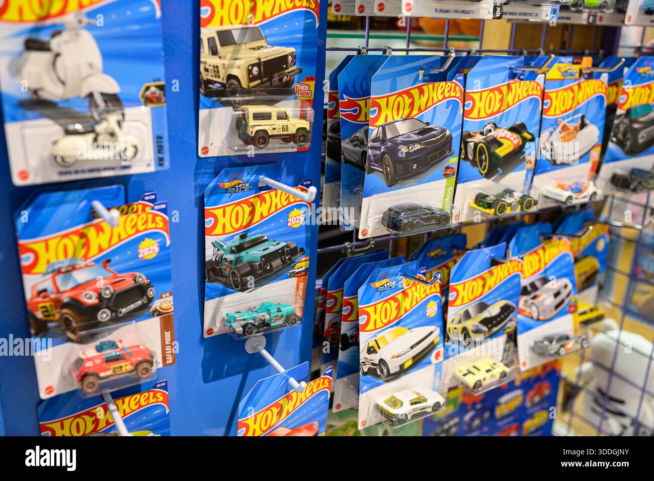 Macchinine giocattolo Hot Wheels in mostra all'interno di un negozio - Yokohama, Giappone - 7 novembre 2025 Foto Stock