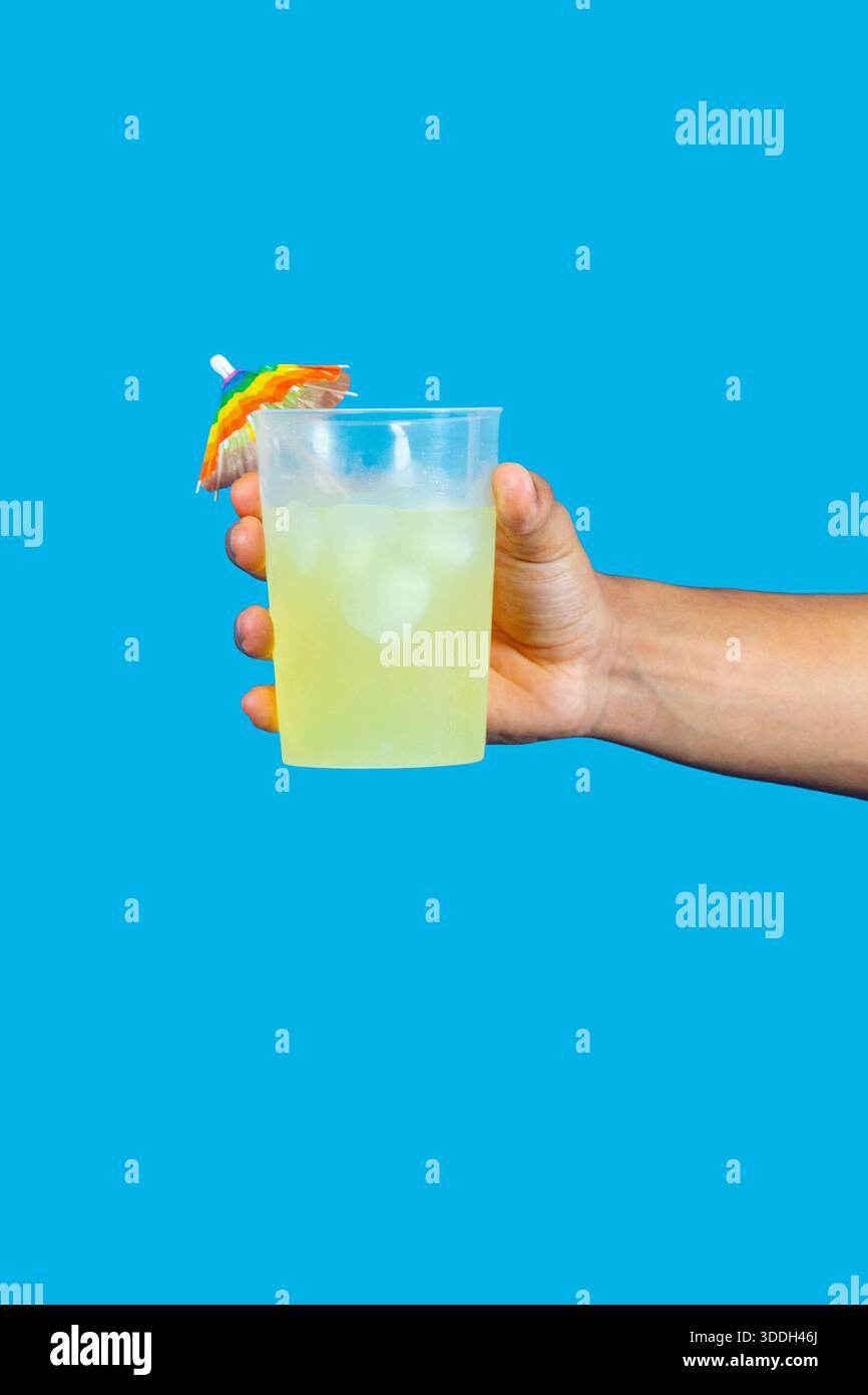 Rinfrescante cocktail estivo con un vivace sfondo blu che offre un assaggio di paradiso Foto Stock