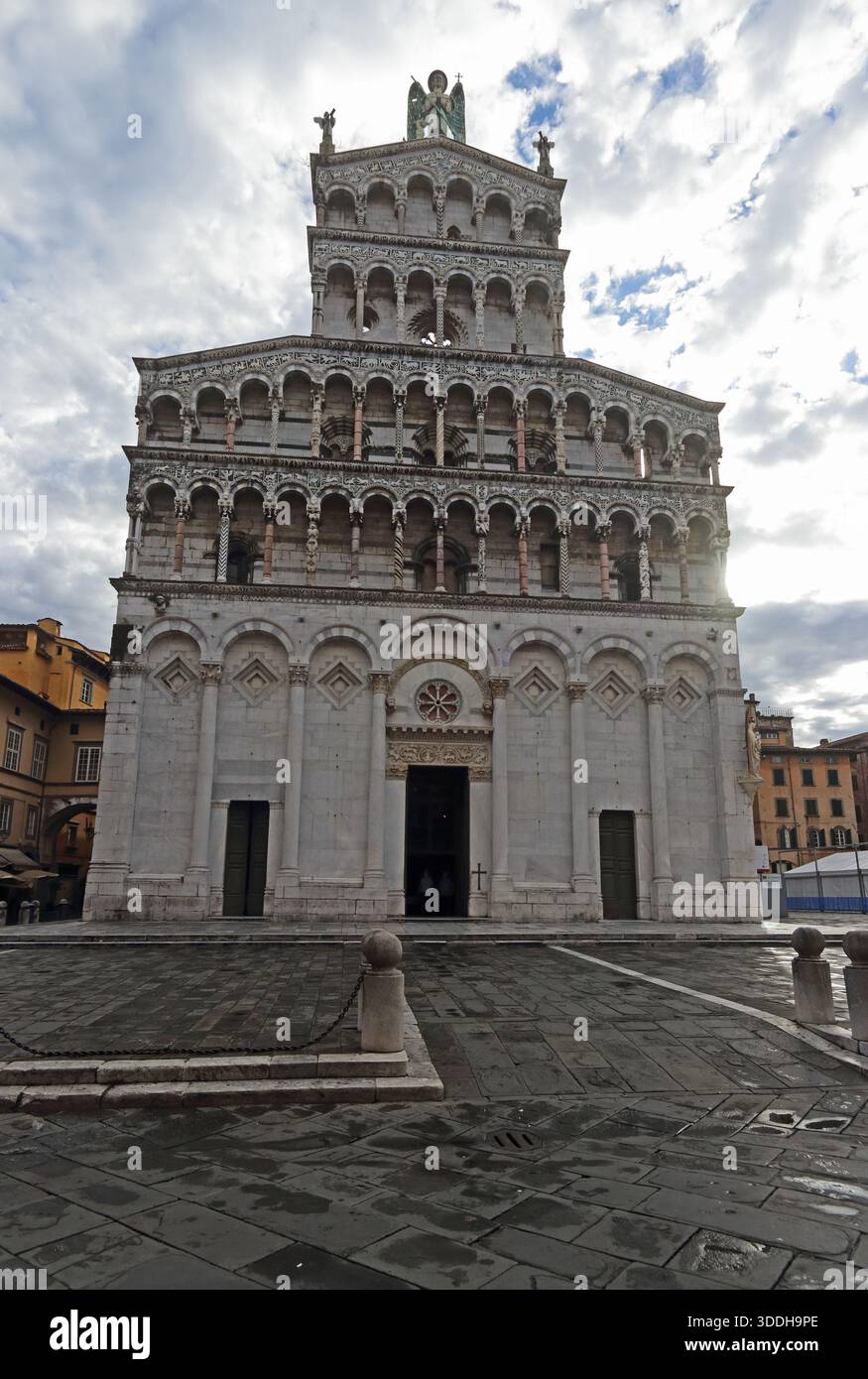 Di fronte alla chiesa di San Catterina, Lucca, Toscana, Italia Foto Stock