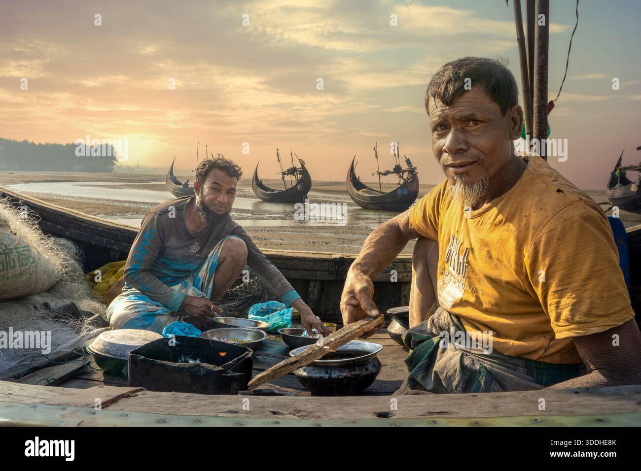 Ritratti sinceri di pescatori che lavorano sulle barche a Inani. Vita quotidiana dei pescatori locali sulla costa di Inani Beach. Foto Stock