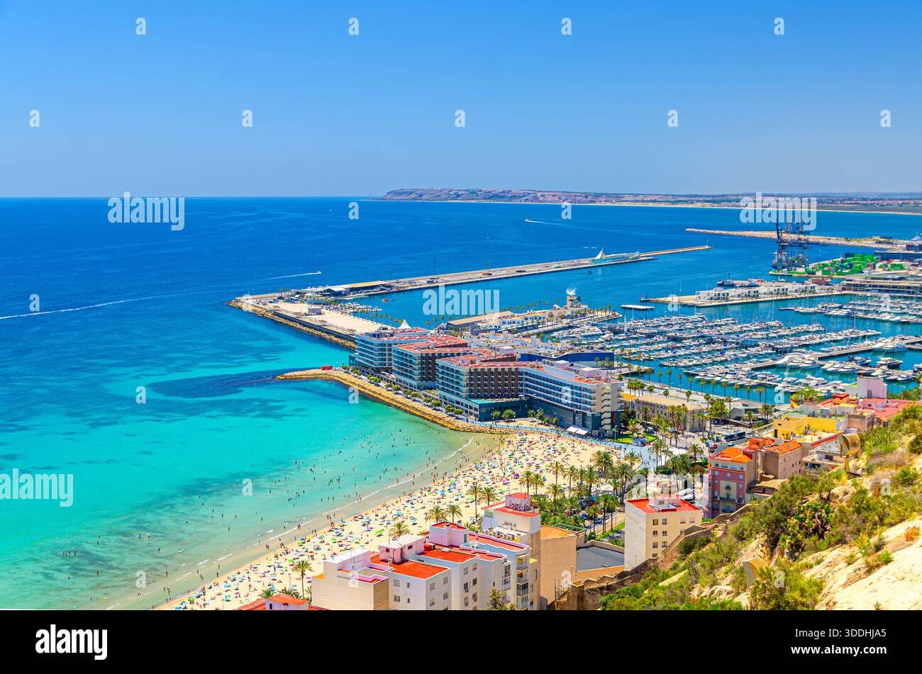 Vista panoramica aerea della città vecchia di Alicante, panorama del centro storico di Alicante con spiaggia Playa del Postiguet e porto turistico di Alicante Foto Stock