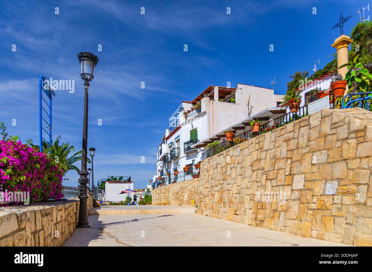 La città vecchia di Alicante, Barrio de Santa Cruz, con strade strette, tipiche case bianche, Barri Vell Santa Creu Alacant, quartiere casco Antiguo Santa Cruz ad al Foto Stock