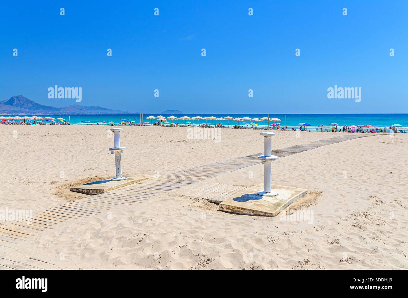 Spiaggia Playa de San Juan nella città di Alicante, stazioni di lavaggio dei piedi della spiaggia docce di risciacquo e sentieri in legno sulla spiaggia sabbiosa del Mar Mediterraneo Costa Blanca in Foto Stock