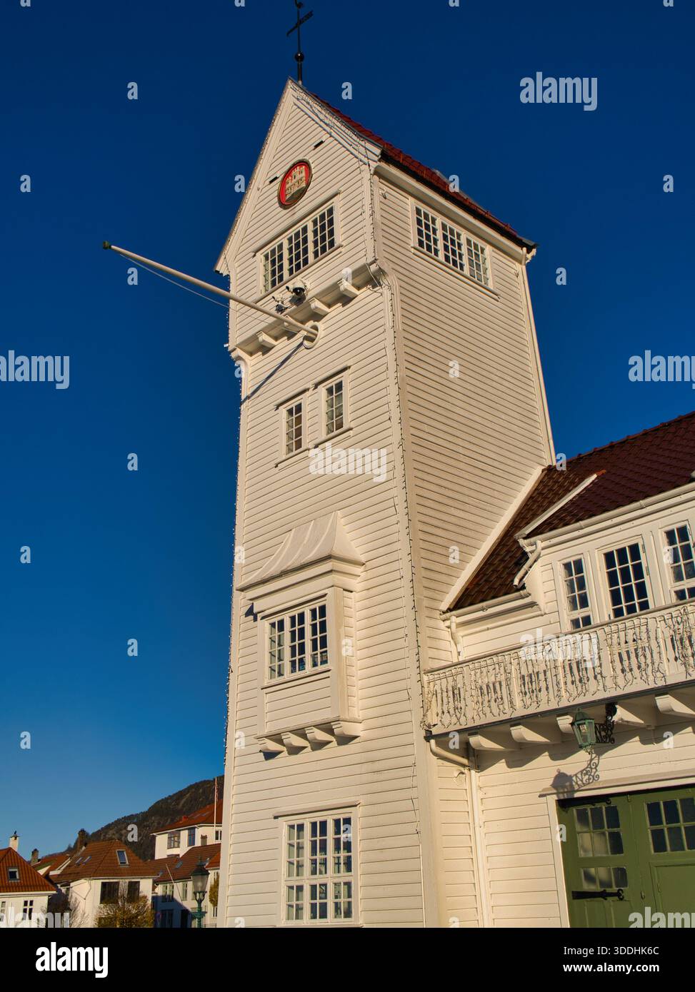 Bergen, Norvegia - 14 novembre 2025: Stazione dei vigili del fuoco in legno bianco a Skansen, sede della Skansens Bataljon Buekorps, fotografata a Bergen, Norvegia, sotto un cielo blu profondo. Foto Stock