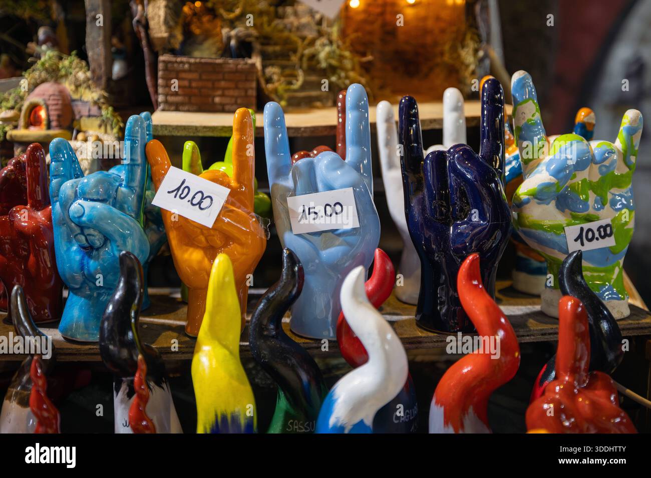 Oggetto in vendita a San Gregorio Armeno, Napoli - Italia Napoli, Italia - 26 dicembre 2025: Oggetti superstiziosi composti da corna per la produzione delle mani, in vendita nelle bancarelle di San Gregorio Armeno, la famosa strada dei presepi. Napoli NA Italia Copyright: XGennaroxLeonardix Foto Stock