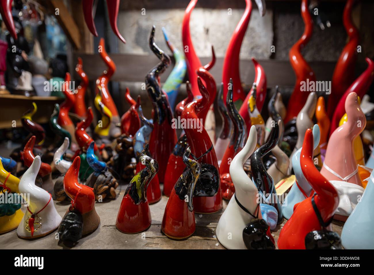 Oggetto in vendita a San Gregorio Armeno, Napoli - Italia Napoli, Italia - 26 dicembre 2025: Oggetti superstiziosi composti da corna per la produzione delle mani, in vendita nelle bancarelle di San Gregorio Armeno, la famosa strada dei presepi. Napoli NA Italia Copyright: XGennaroxLeonardix Foto Stock