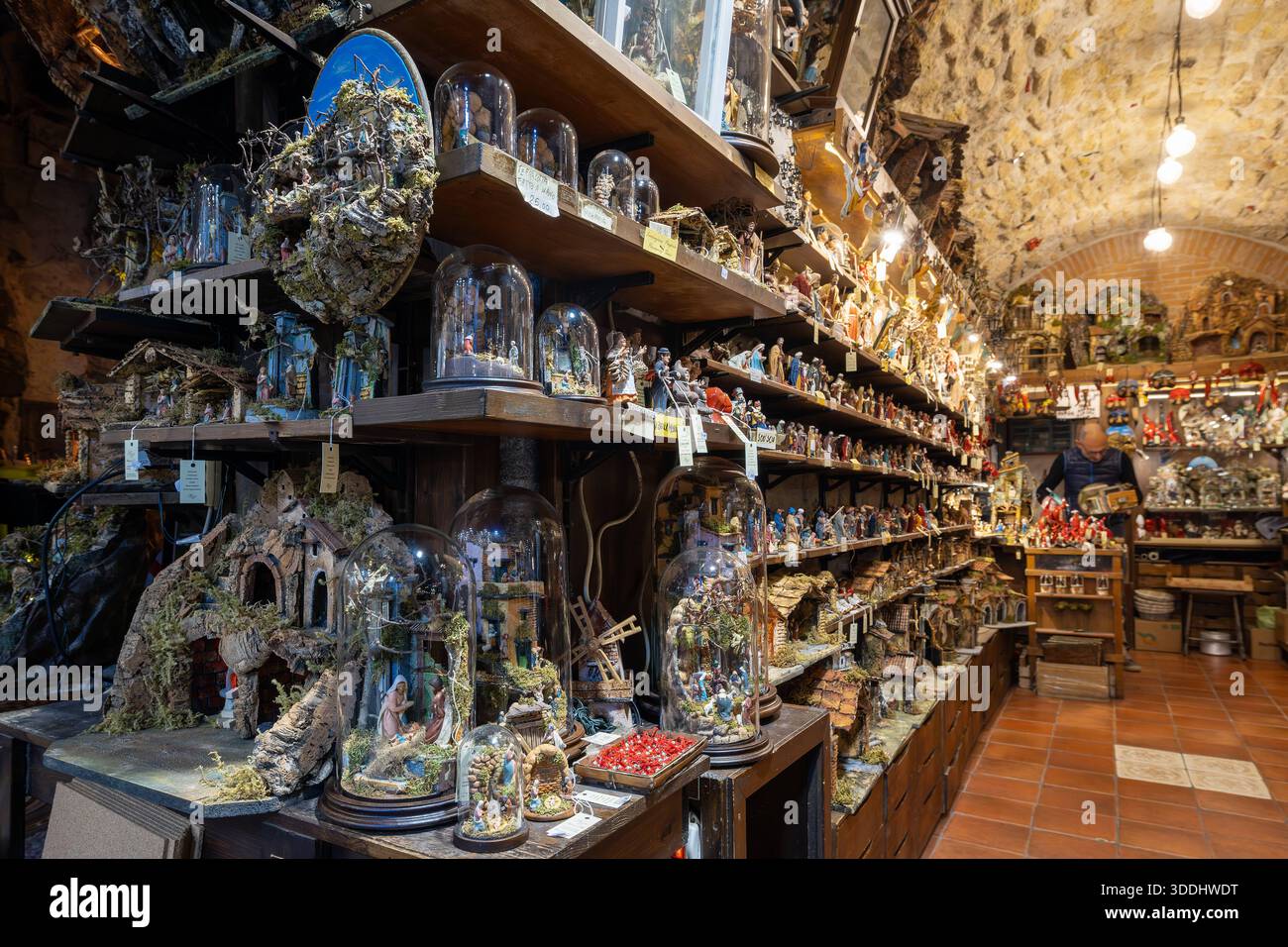 Presepi in vendita a San Gregorio Armeno, Napoli - Italia Napoli, Italia - 26 dicembre 2025: Presepi in vendita sulle bancarelle di San Gregorio Armeno, la famosa via dei regali di Natale nel centro storico della città. Napoli NA Italia Copyright: XGennaroxLeonardix Foto Stock