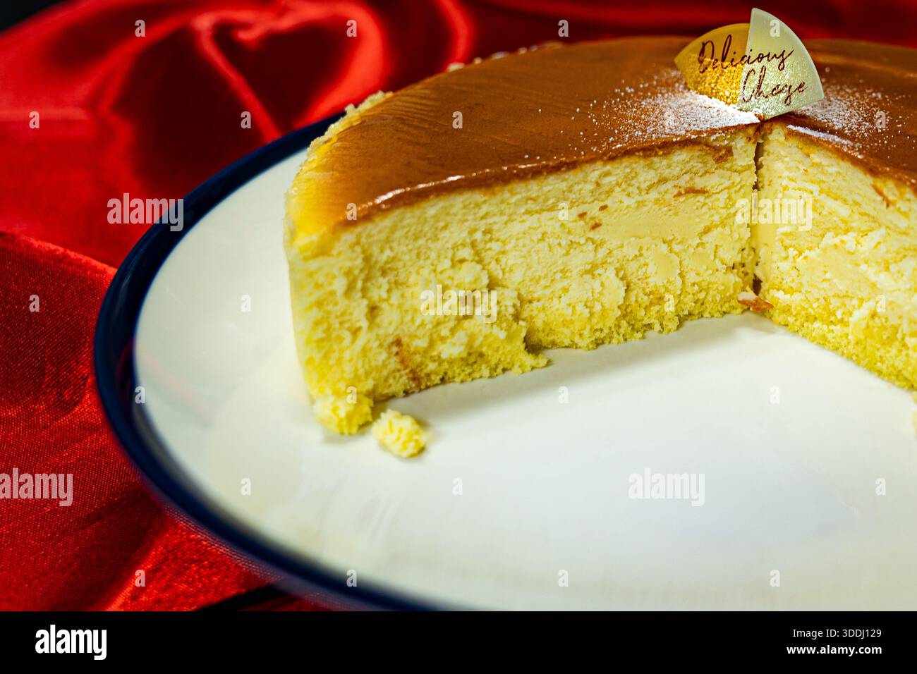 Cheesecake integrale classica a sezione sul piatto Foto Stock
