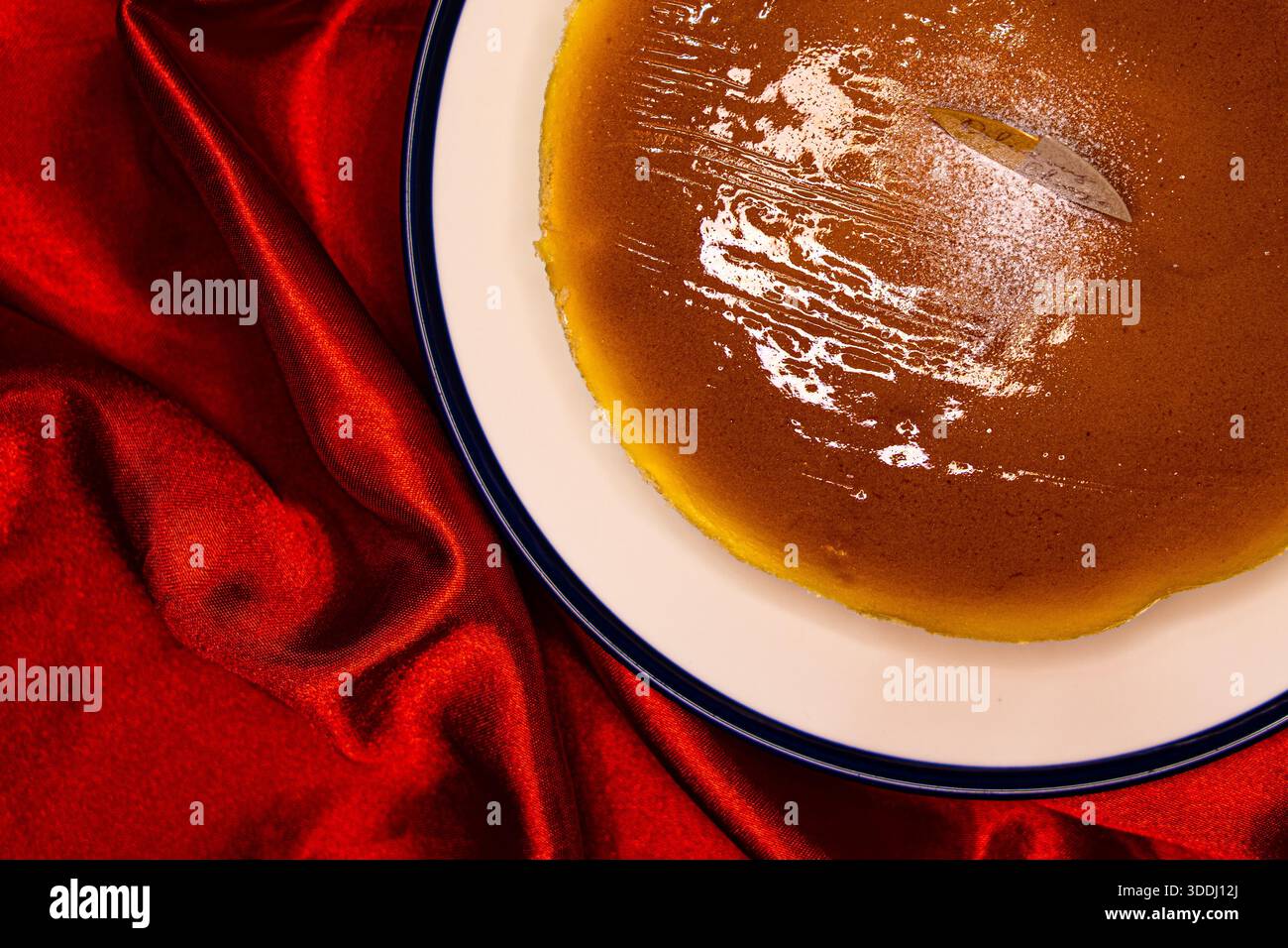 Classica cheesecake intera sul piatto Foto Stock