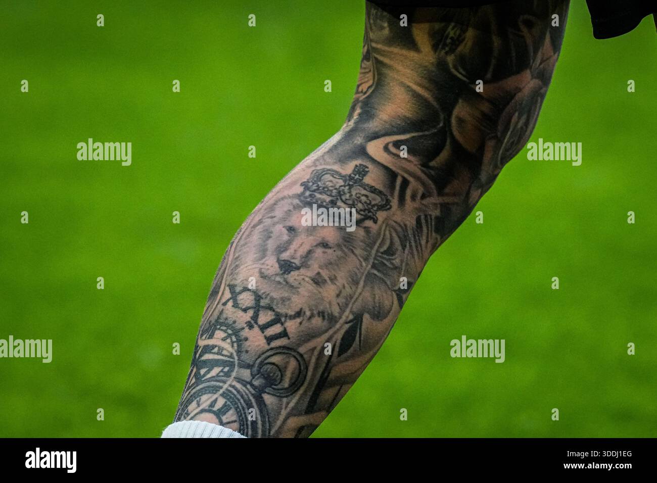 Il tatuaggio della gamba di Joe Ward della contea di Derby mentre si riscalda prima del calcio d'inizio durante la partita del Campionato Sky Bet Derby County vs Middlesbrough al Pride Park Stadium, Derby, Regno Unito, 1 gennaio 2026 (foto di Maynard Manyowa/News Images) *** GER AUT sui OUT *** Foto Stock