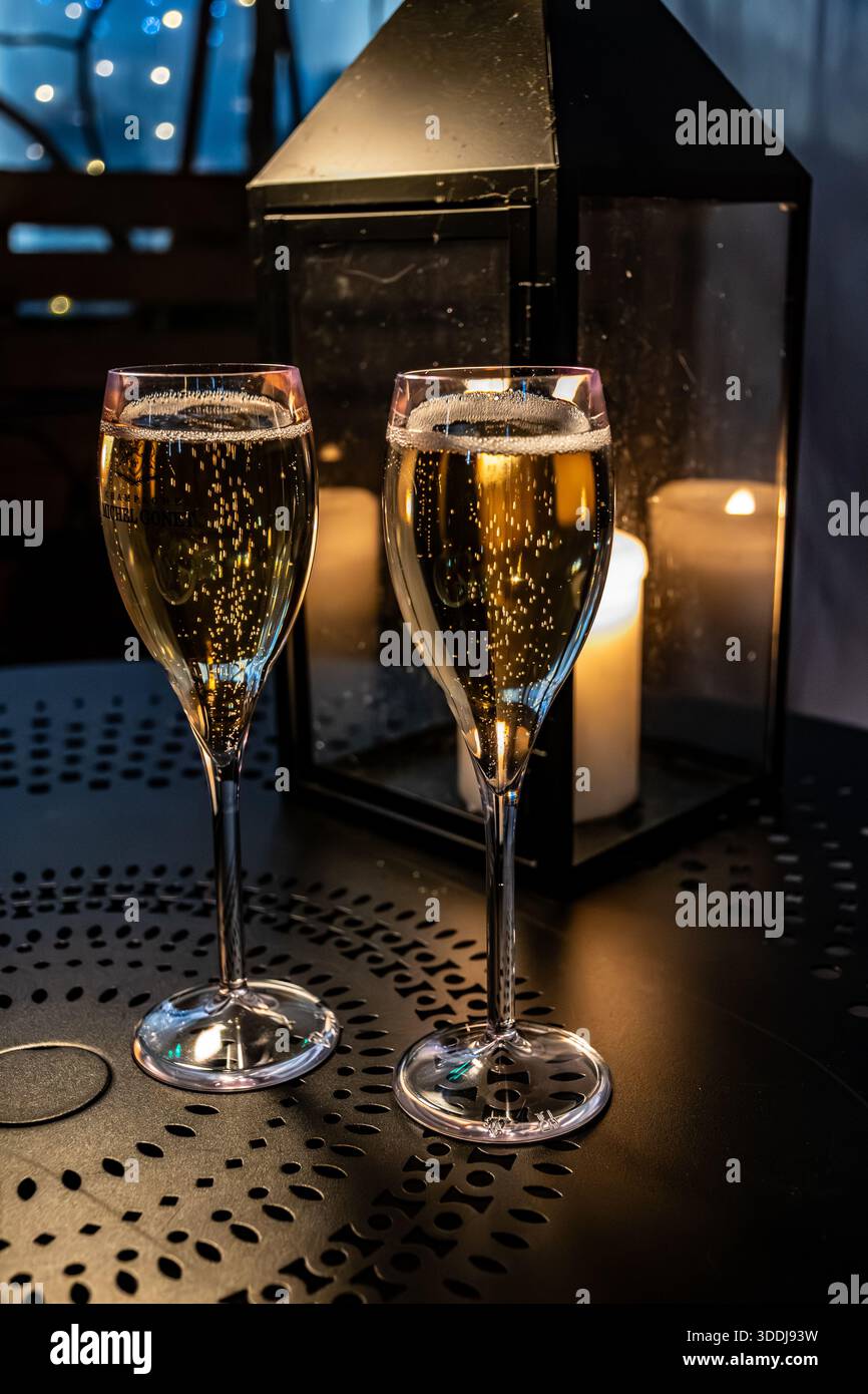 Due bicchieri di spumante francese con piccole bollicine, festa di Capodanno, matrimonio o tour con champagne con visita alle grotte di Reims, Francia Foto Stock
