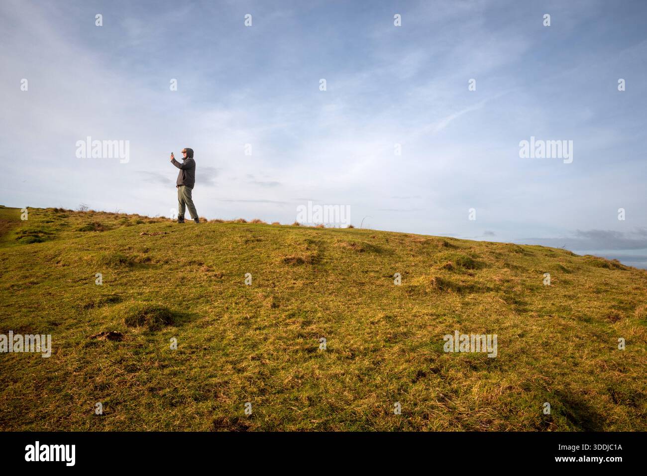 Brighton, 1 gennaio 2026: Walker sulla Wolstonbury Hill il giorno di Capodanno Foto Stock