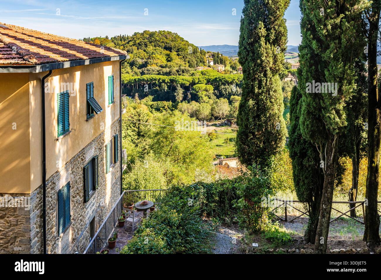 Vista panoramica delle colline boscose e dei paesaggi toscani fiancheggiati dai cipressi da Viale Vittorio Veneto, a Volterra, provincia di Pisa, regione Toscana, Italia. Foto Stock