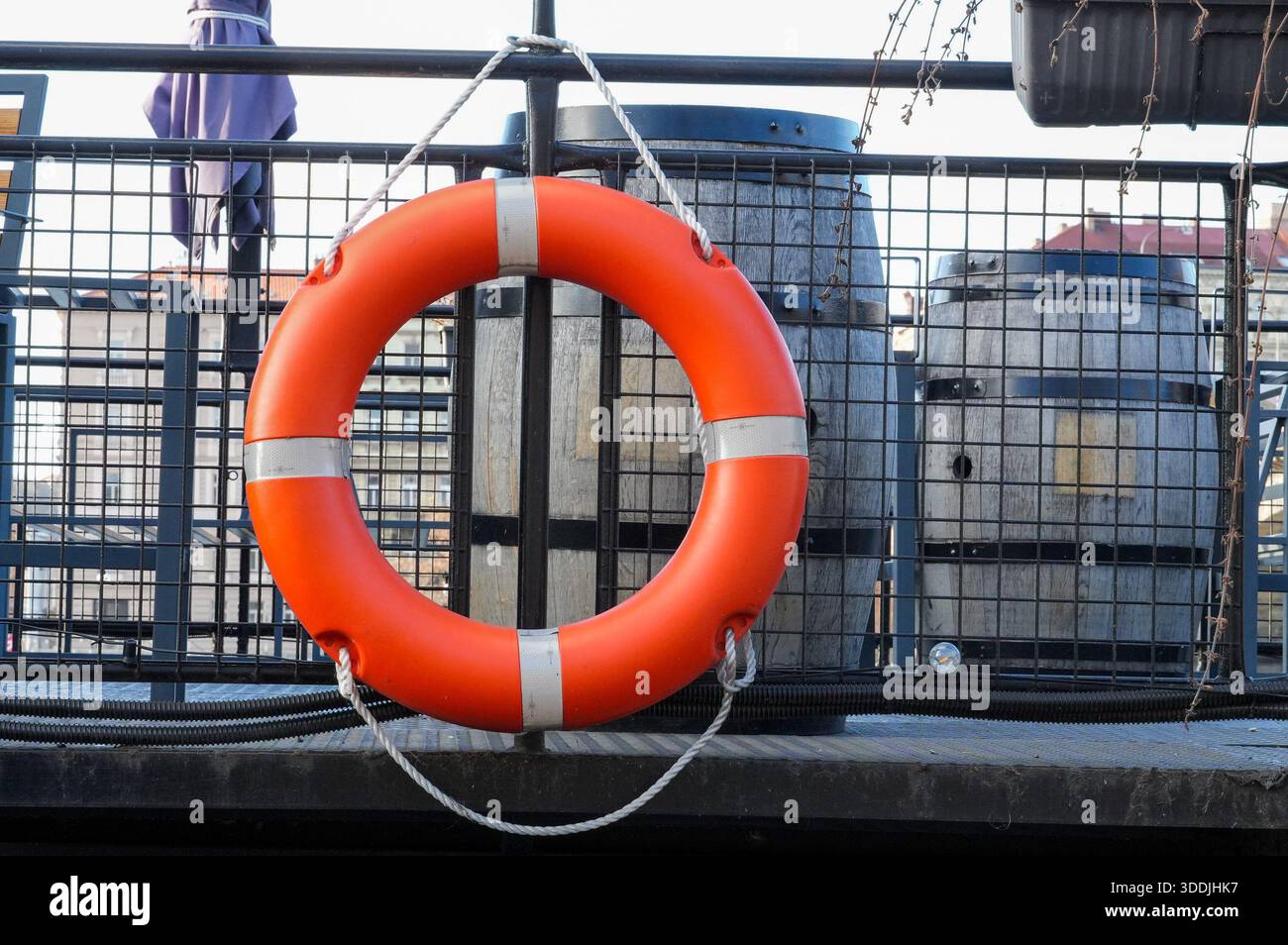 Lifebuoy su una nave da crociera. Cerchio rosso e bianco. Foto Stock