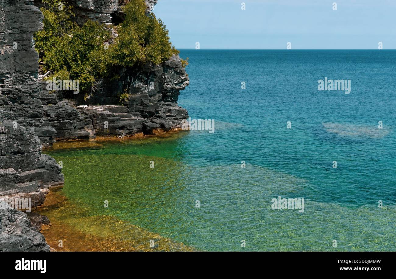 Promontorio calcareo e acque turchesi cristalline lungo la costa della penisola di Bruce. Foto Stock