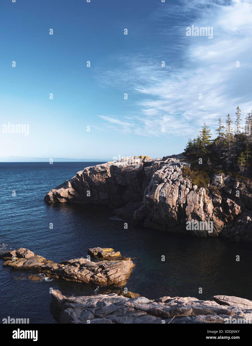 Scogliere costiere rocciose e oceano blu sul Jack Pine Trail nel Cape Breton Highlands National Park. Foto Stock