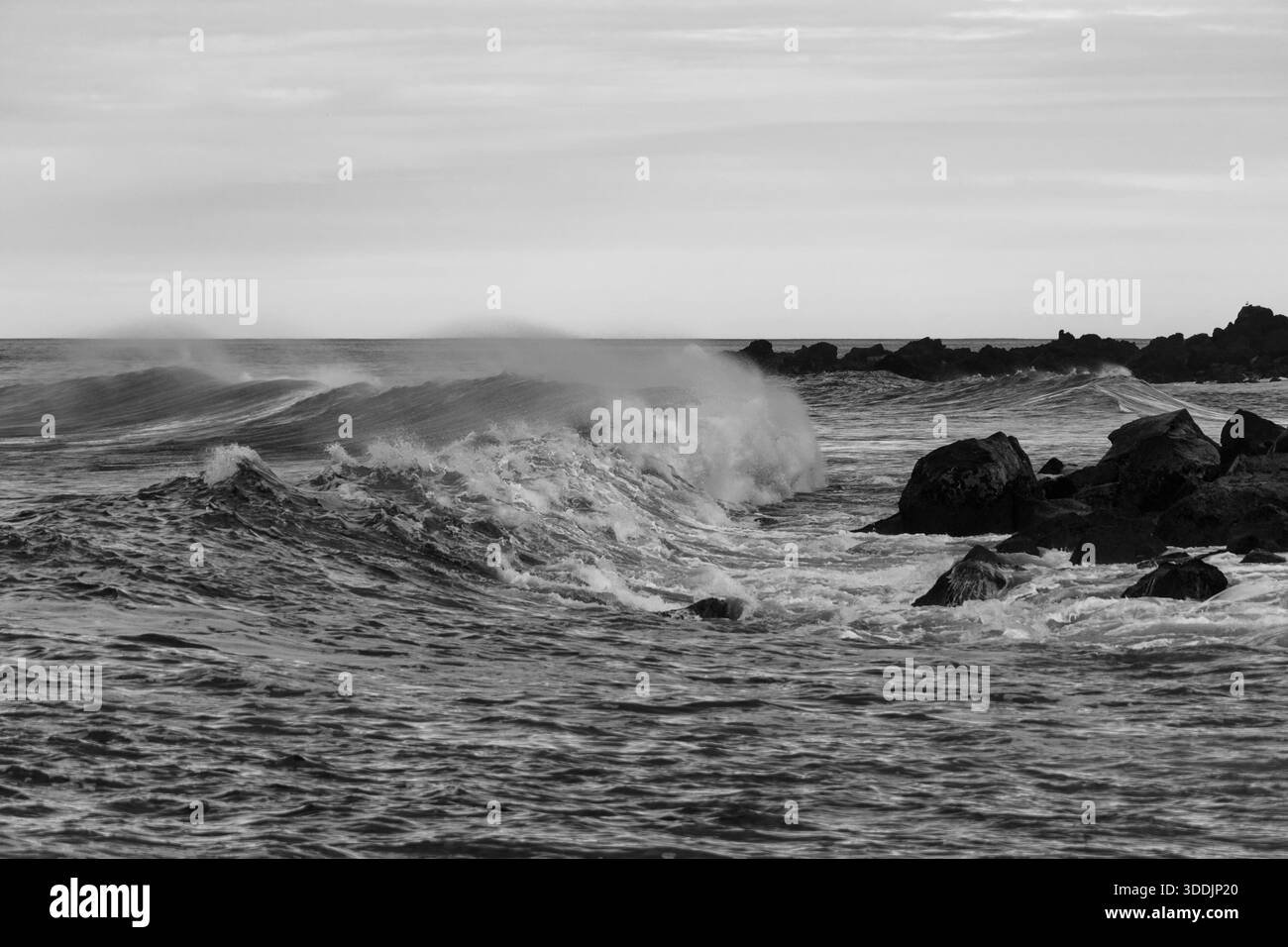 Onde bianche e nere dell'oceano che si infrangono sulla costa rocciosa dell'isola di Terceira, Azzorre, Portogallo. Foto Stock