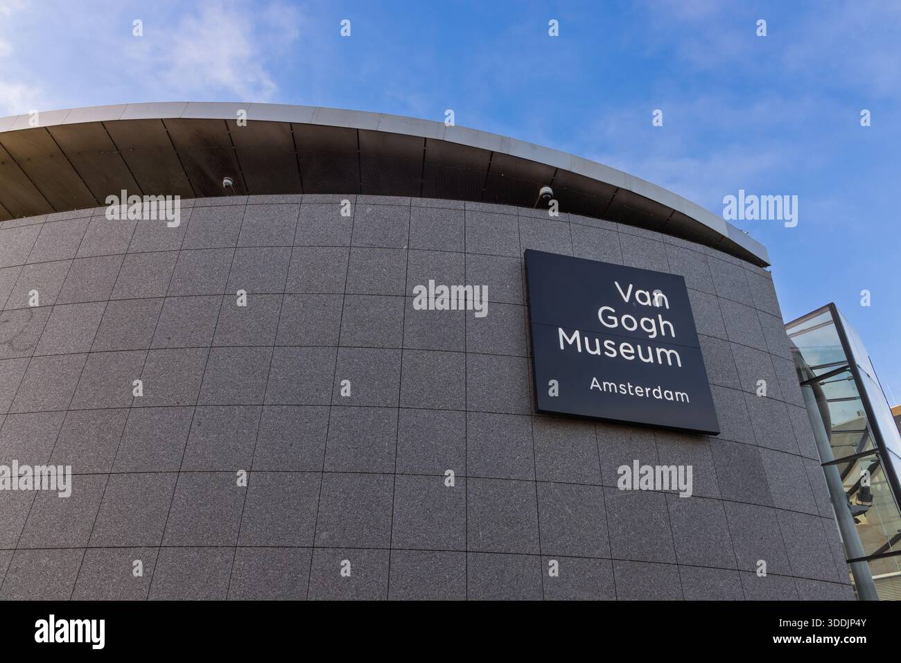 Facciata esterna del Museo Van Gogh di Amsterdam. Vista ravvicinata del logo nero sul moderno edificio in pietra in piazza Museumplein. AMS Foto Stock