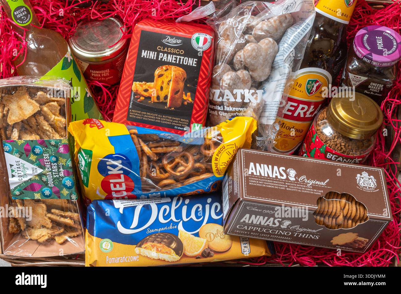 Cesto di Natale pieno di cibo e bevande europee Foto Stock