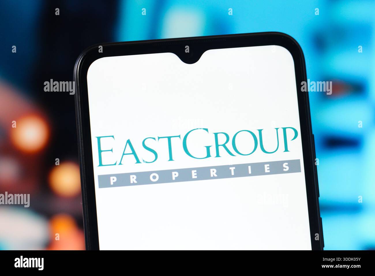 In questa immagine, il logo EastGroup Properties (East Group) viene visualizzato sullo schermo di uno smartphone. Foto Stock