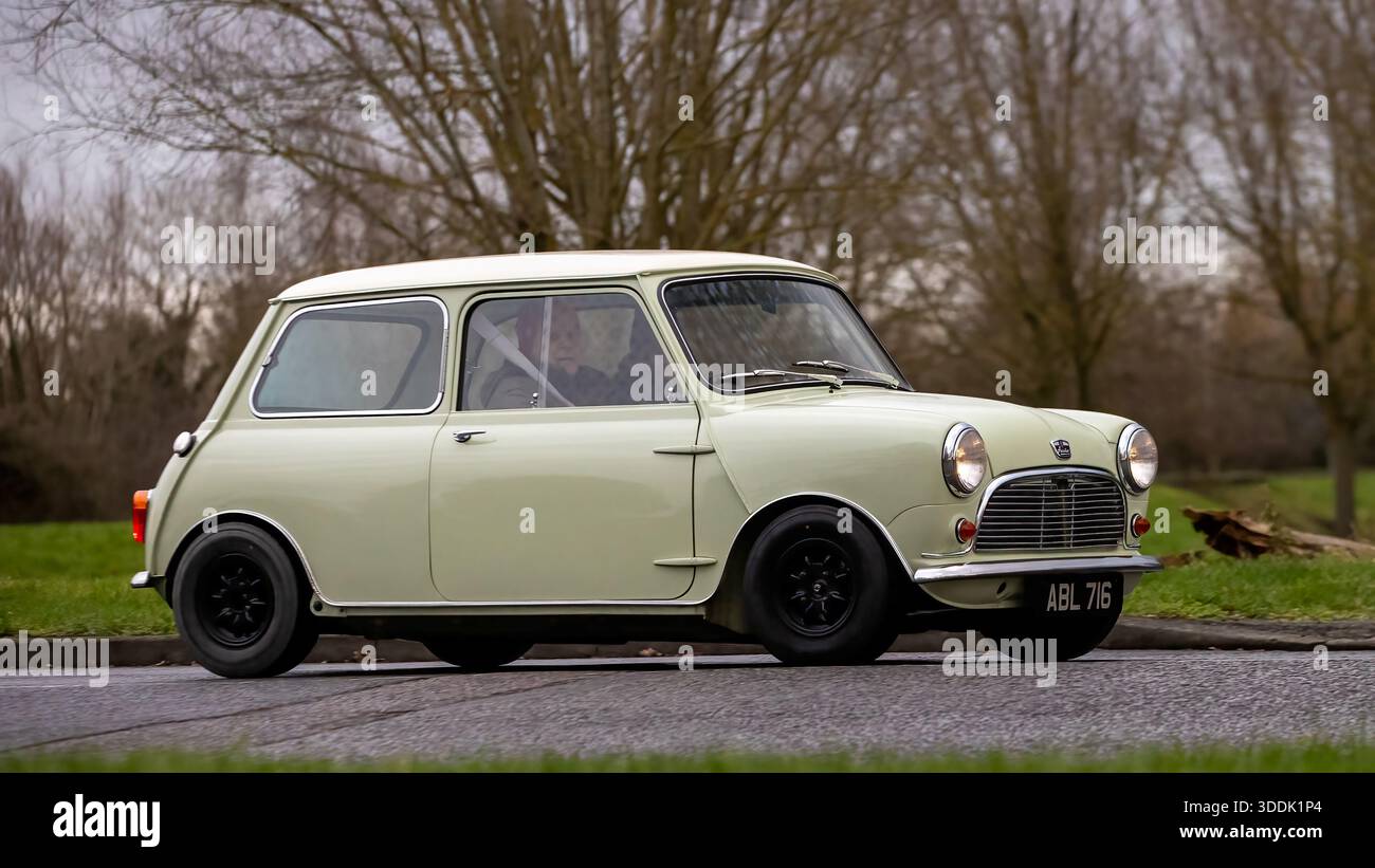 Milton Keynes, Bucks, Regno Unito - 1 gennaio 2026: Austin Mini 1962 gialla con finestrini scorrevoli originali, auto d'epoca che guida su una strada britannica Foto Stock