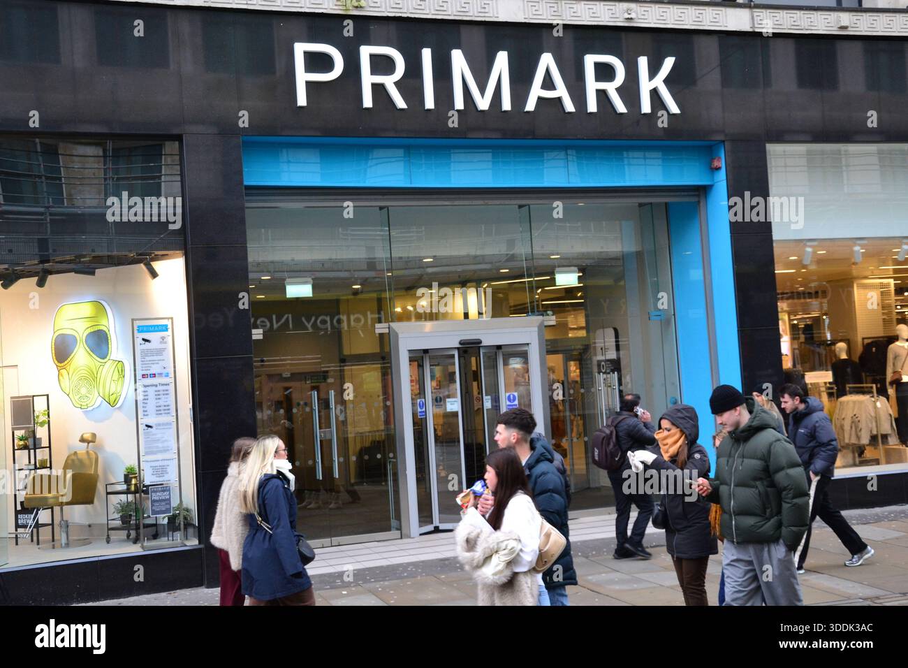 Manchester, Regno Unito, 1° gennaio 2026 proprietario di Primark, Associated British Foods, ha detto che si aspetta che il clima dei consumatori di Primark rimanga "moderato” nel prossimo anno. L'azienda ha riportato un utile al lordo delle imposte rettificato di 1,7 miliardi di sterline per l'intero gruppo per l'anno fino al 13 settembre, segnando un calo del 13% rispetto all'anno precedente. Primark ha registrato una crescita delle vendite dell'1% su base annua, raggiungendo 9,5 miliardi di sterline. Nella foto: La gente passa davanti al negozio Primark, Market Street, Manchester, Regno Unito. Crediti: Terry Waller/Alamy Live News Foto Stock