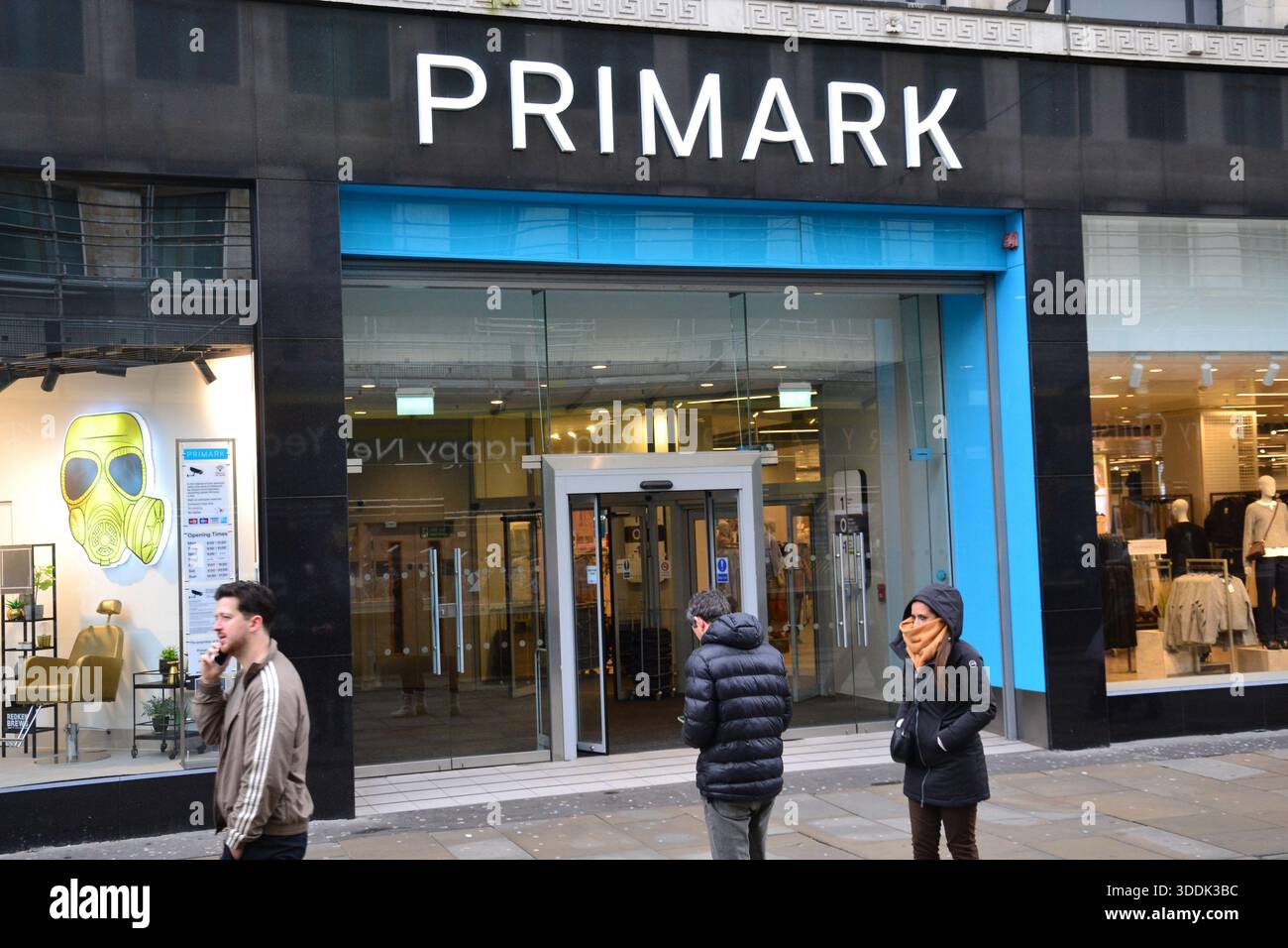 Manchester, Regno Unito, 1° gennaio 2026 proprietario di Primark, Associated British Foods, ha detto che si aspetta che il clima dei consumatori di Primark rimanga "moderato” nel prossimo anno. L'azienda ha riportato un utile al lordo delle imposte rettificato di 1,7 miliardi di sterline per l'intero gruppo per l'anno fino al 13 settembre, segnando un calo del 13% rispetto all'anno precedente. Primark ha registrato una crescita delle vendite dell'1% su base annua, raggiungendo 9,5 miliardi di sterline. Nella foto: La gente passa davanti al negozio Primark, Market Street, Manchester, Regno Unito. Crediti: Terry Waller/Alamy Live News Foto Stock