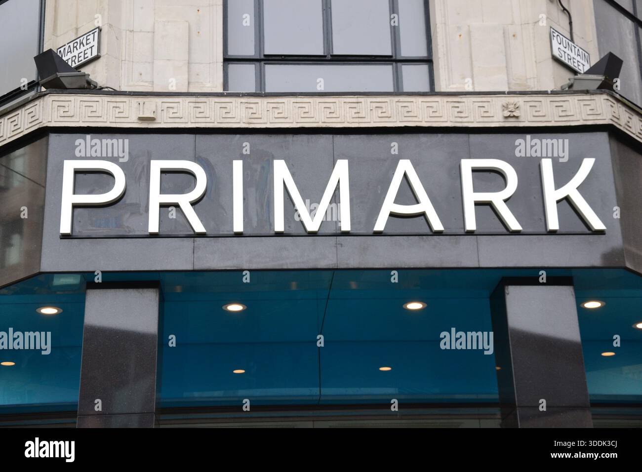 Manchester, Regno Unito, 1° gennaio 2026 proprietario di Primark, Associated British Foods, ha detto che si aspetta che il clima dei consumatori di Primark rimanga "moderato” nel prossimo anno. L'azienda ha riportato un utile al lordo delle imposte rettificato di 1,7 miliardi di sterline per l'intero gruppo per l'anno fino al 13 settembre, segnando un calo del 13% rispetto all'anno precedente. Primark ha registrato una crescita delle vendite dell'1% su base annua, raggiungendo 9,5 miliardi di sterline. Nella foto: Esterno del negozio Primark, Market Street, Manchester, Regno Unito. Crediti: Terry Waller/Alamy Live News Foto Stock