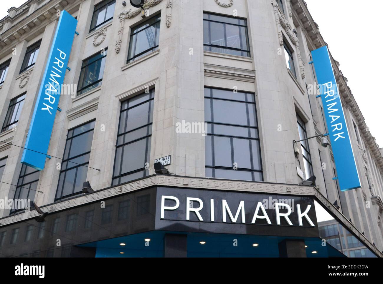 Manchester, Regno Unito, 1° gennaio 2026 proprietario di Primark, Associated British Foods, ha detto che si aspetta che il clima dei consumatori di Primark rimanga "moderato” nel prossimo anno. L'azienda ha riportato un utile al lordo delle imposte rettificato di 1,7 miliardi di sterline per l'intero gruppo per l'anno fino al 13 settembre, segnando un calo del 13% rispetto all'anno precedente. Primark ha registrato una crescita delle vendite dell'1% su base annua, raggiungendo 9,5 miliardi di sterline. Nella foto: Esterno del negozio Primark, Market Street, Manchester, Regno Unito. Crediti: Terry Waller/Alamy Live News Foto Stock