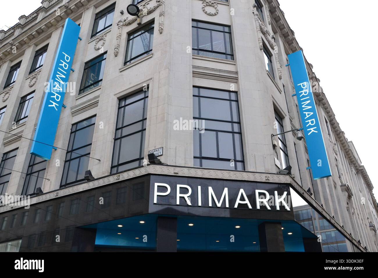 Manchester, Regno Unito, 1° gennaio 2026 proprietario di Primark, Associated British Foods, ha detto che si aspetta che il clima dei consumatori di Primark rimanga "moderato” nel prossimo anno. L'azienda ha riportato un utile al lordo delle imposte rettificato di 1,7 miliardi di sterline per l'intero gruppo per l'anno fino al 13 settembre, segnando un calo del 13% rispetto all'anno precedente. Primark ha registrato una crescita delle vendite dell'1% su base annua, raggiungendo 9,5 miliardi di sterline. Nella foto: Esterno del negozio Primark, Market Street, Manchester, Regno Unito. Crediti: Terry Waller/Alamy Live News Foto Stock
