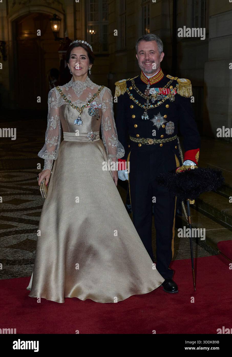 Copenaghen, Danimarca. 1 gennaio 2026. 2026-01-01 COPENHAGEN DENMARKDanish Royal Family: La coppia reale tiene la cena di Capodanno per il governo, il presidente del Folketing, i rappresentanti ufficiali della Danimarca e una parte della famiglia reale nel Palazzo reale di Amalienborg. Foto: Re Frederik e regina Maria di Danimarca arrivo a cena al Palazzo di Amalienborg. FOTO: Stefan Lindblom/TT codice 20116 questo testo è tradotto automaticamente credito: TT News Agency/Alamy Live News Foto Stock
