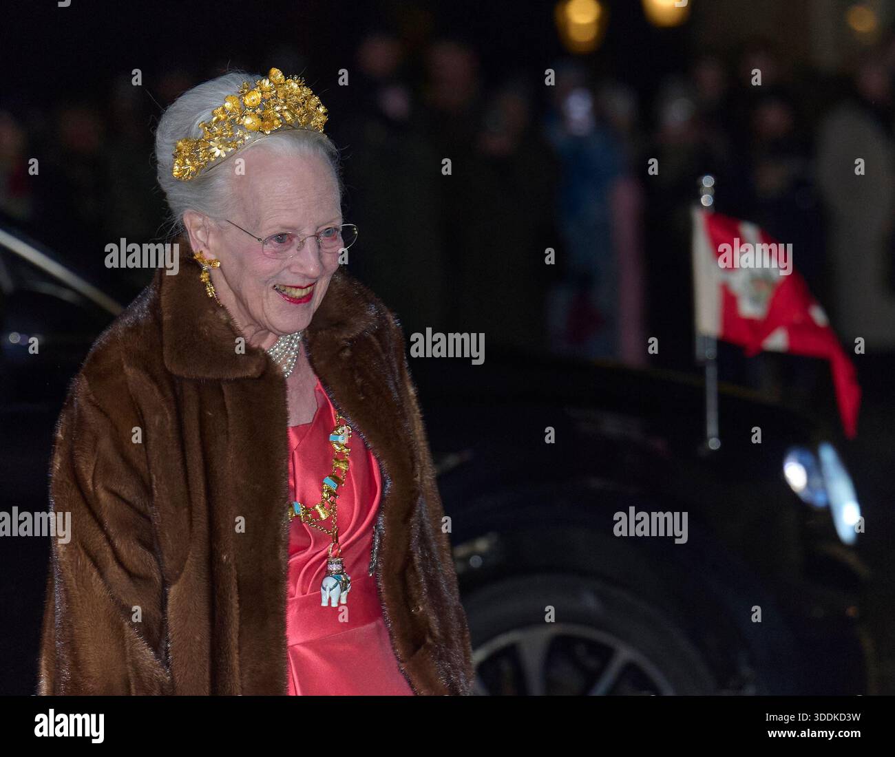 Copenaghen, Danimarca. 1 gennaio 2026. 2026-01-01 COPENHAGEN DENMARKDanish Royal Family: La coppia reale tiene la cena di Capodanno per il governo, il presidente del Folketing, i rappresentanti ufficiali della Danimarca e una parte della famiglia reale nel Palazzo reale di Amalienborg. Foto: La vecchia regina Margrethe di Danimarca arrivo a cena. FOTO: Stefan Lindblom/TT codice 20116 questo testo è tradotto automaticamente credito: TT News Agency/Alamy Live News Foto Stock