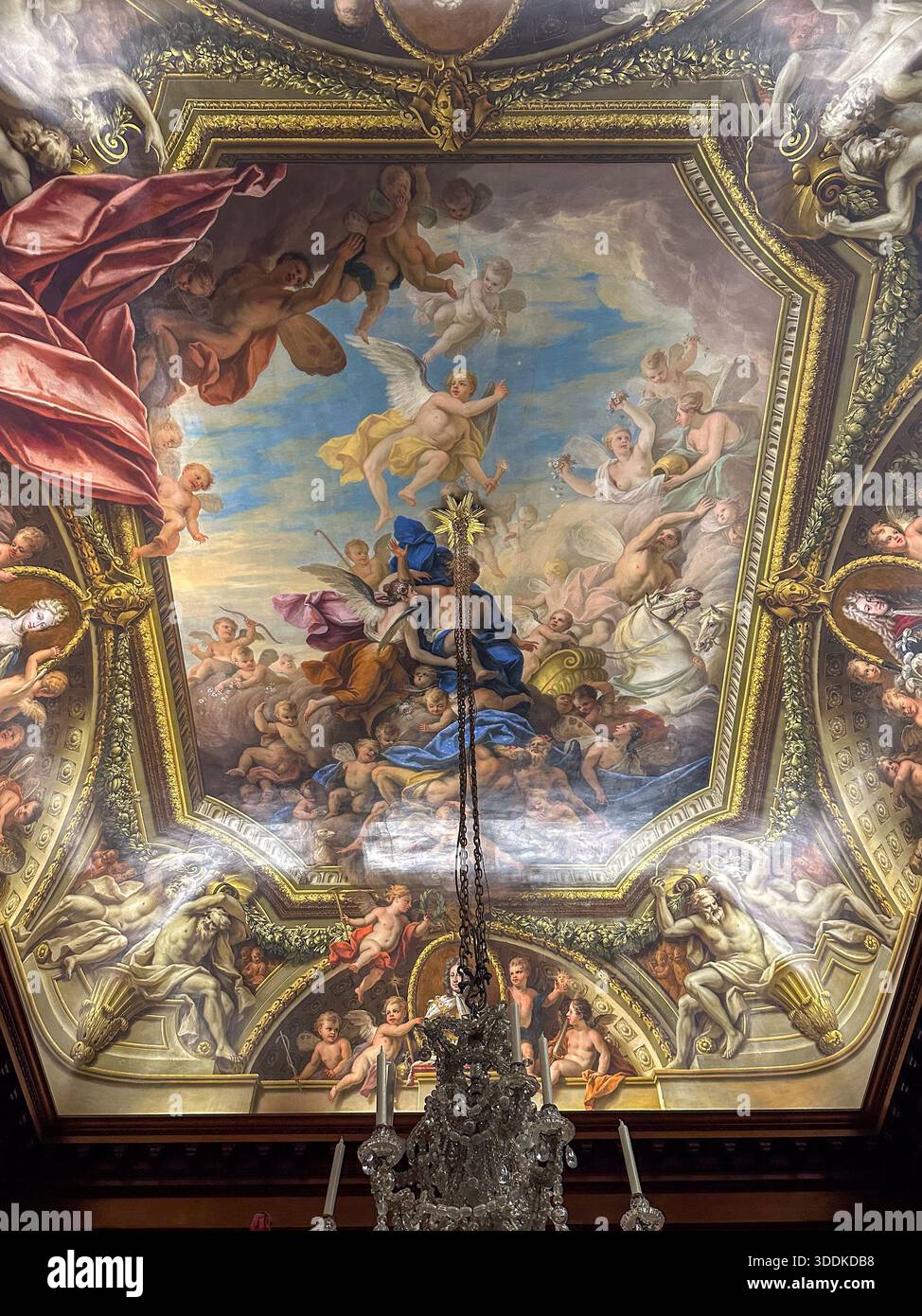 Dipinti a soffitto con cherubini e figure drappeggiate a Hampton Court Palace, Inghilterra, Regno Unito Foto Stock