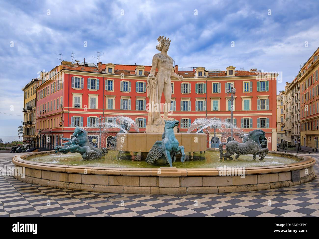 Nizza, Francia - 14 maggio 2024: Famosa fontana del Soleil con la statua di Apollo in Place Massena, Costa Azzurra, nel sud della Francia Foto Stock