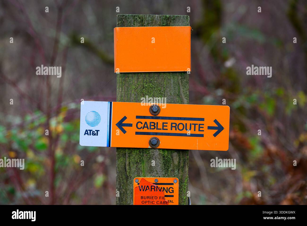 Garofano, Washington, USA - 19 dicembre 2025; segnaletica rurale per il percorso via cavo AT&T per la linea in fibra ottica interrata Foto Stock