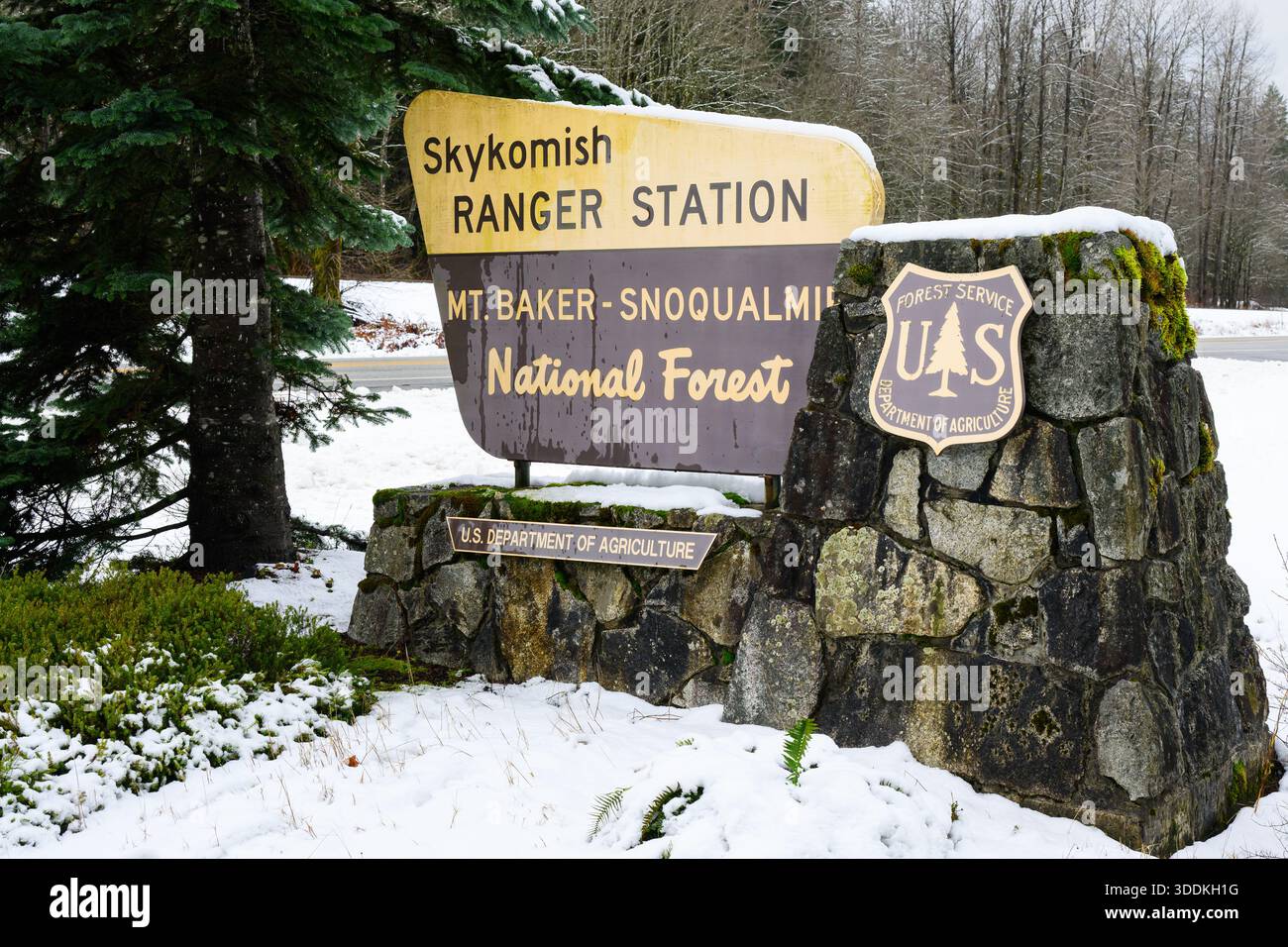 Skykomish, Washington, Stati Uniti d'America - 28 dicembre 2025; cartello della stazione Ranger di Skykomish in inverno nella foresta nazionale di Mt Baker Snoqualmie Foto Stock