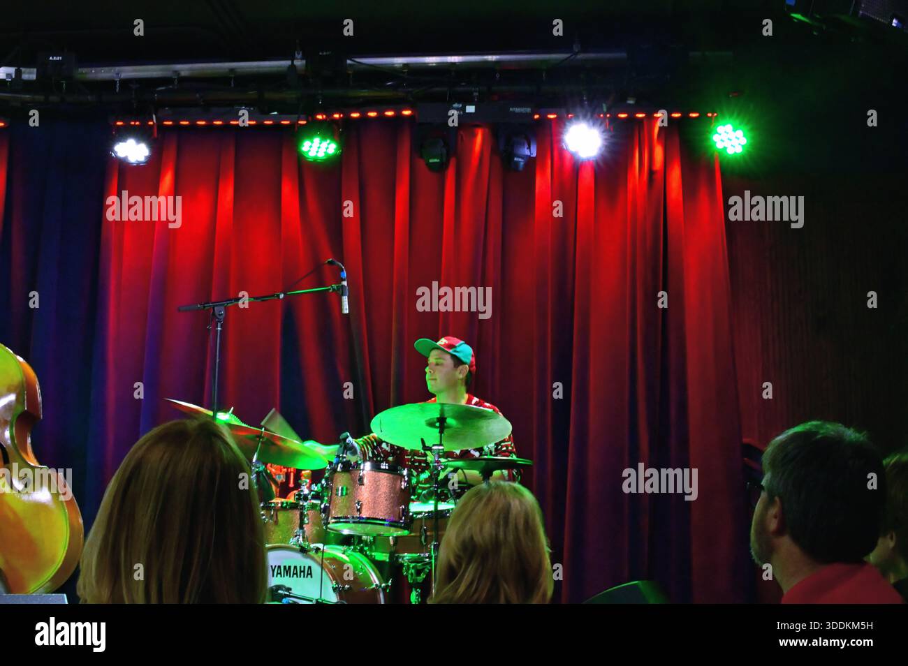 Arlington Heights, Illinois, Stati Uniti. Ryan Jacobi alla batteria durante una performance natalizia del Chris White Trio. Foto Stock