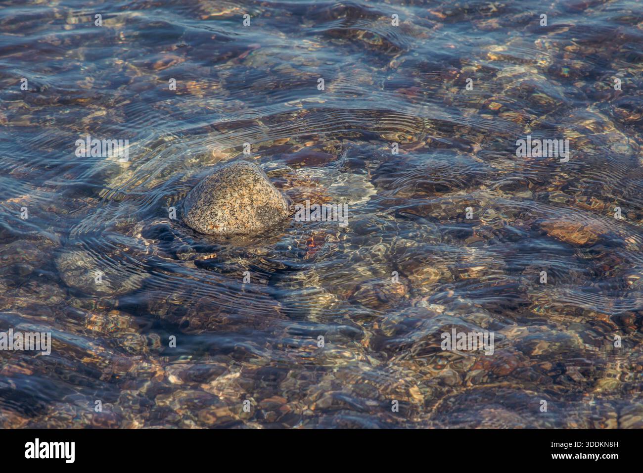Una roccia si erge sopra il mare sulla costa di Vancouver, Canada Foto Stock
